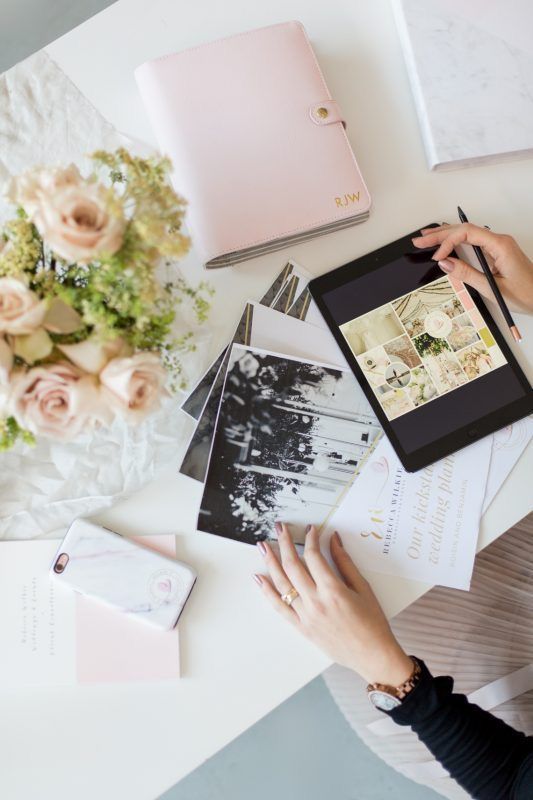 Tavolo di lavoro con agenda, tablet e fiori
