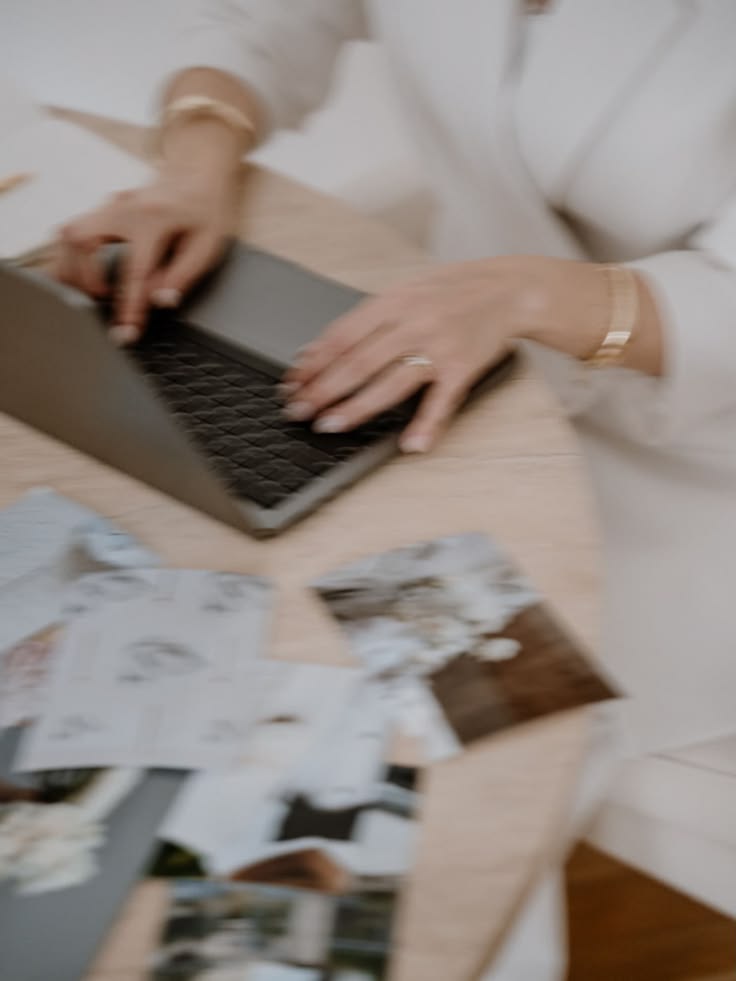 Mani su un laptop durante una consulenza online